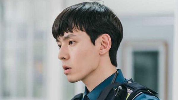 Pesona Kang Hyung Suk, Polisi Muda di Hometown Cha-Cha-Cha
