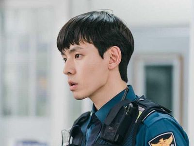 Pesona Kang Hyung Suk, Polisi Muda di Hometown Cha-Cha-Cha