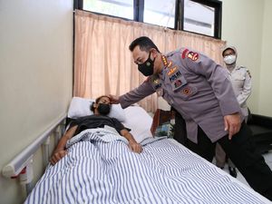Kapolri Jenguk Anggota Polri Korban Baku Tembak KKB: Kami Bangga sama Kalian