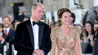 7 Momen Glamor Kate Middleton di Premier No Time To Die, Berbalut Gaun Emas