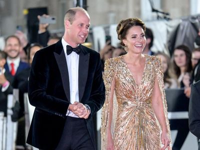 7 Momen Glamor Kate Middleton di Premier No Time To Die, Berbalut Gaun Emas