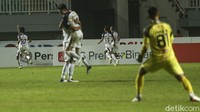 Persita menyamakan skor menjadi 1-1 di menit ke-42. Gol dicetak oleh Irsyad Maulana.