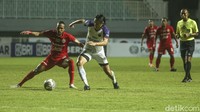 Rohit Chand merusaha meredam serangan Persita.