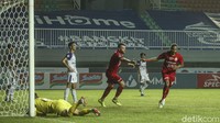 Gol pada laga ini muncul setelah berlangsung selama setengah jam. Adalah Rohit Chand yang mencatatkan namanya di papan skor setelah menyambar umpan silang dari Marco Motta. 1-0 Persija memimpin.