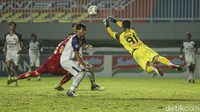 Dhika Bayangkara melompat untuk mengamankan gawangnya dari serangan para pemain Persija.
