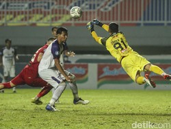 Dhika Bayangkara melompat untuk mengamankan gawangnya dari serangan para pemain Persija.