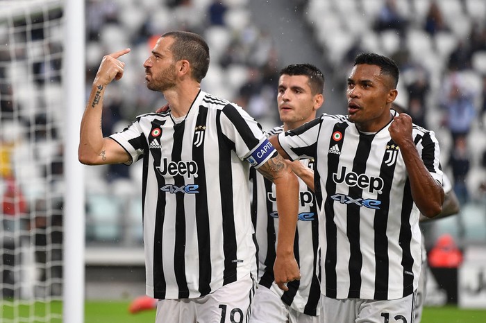 TURIN, ITALY - SEPTEMBER 26:  Leonardo Bonucci (L) of Juventus celebrates a goal with team mate Alex Sandro during the Serie A match between Juventus and UC Sampdoria at Allianz Stadium on September 26, 2021 in Turin, Italy.  (Photo by Valerio Pennicino/Getty Images)