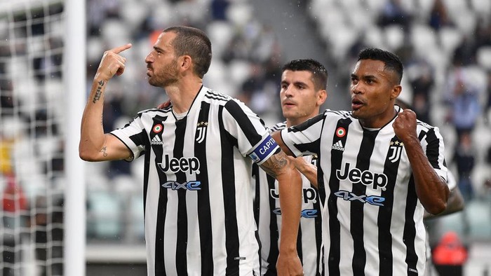 TURIN, ITALY - SEPTEMBER 26:  Leonardo Bonucci (L) of Juventus celebrates a goal with team mate Alex Sandro during the Serie A match between Juventus and UC Sampdoria at Allianz Stadium on September 26, 2021 in Turin, Italy.  (Photo by Valerio Pennicino/Getty Images)
