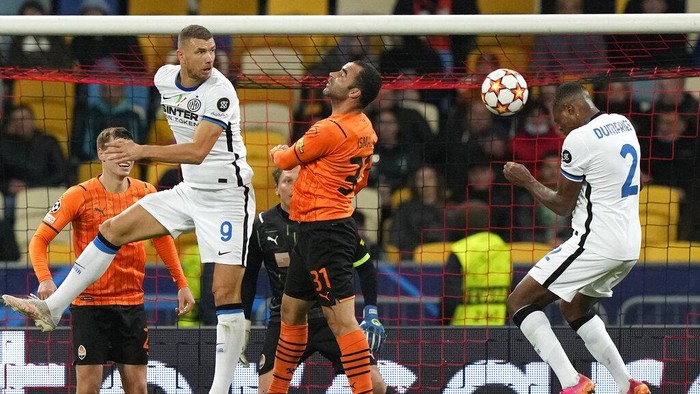 Inter Milans Denzel Dumfries, right, heads the ball during the Champions League group D soccer match between Shakhtar Donetsk and Inter Milan at the Olimpiyskiy Stadium in Kyiv, Ukraine, Tuesday, Sept. 28, 2021. (AP Photo/Efrem Lukatsky)