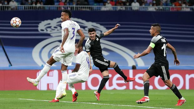 MADRID, SPAIN - SEPTEMBER 28: Jasurbek Yakhshiboev of Sheriff Tiraspol scores their side's first goal during the UEFA Champions League group D match between Real Madrid and FC Sheriff at Estadio Santiago Bernabeu on September 28, 2021 in Madrid, Spain. (Photo by Gonzalo Arroyo Moreno/Getty Images)