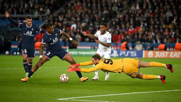 PARIS, FRANCE - SEPTEMBER 28: Gianluigi Donnarumma of Paris Saint-Germain stretches for the ball whilst under pressure from Raheem Sterling of Manchester City during the UEFA Champions League group A match between Paris Saint-Germain and Manchester City at Parc des Princes on September 28, 2021 in Paris, France. (Photo by Matthias Hangst/Getty Images)