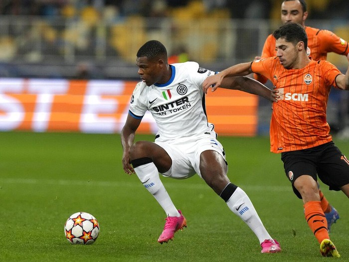Inter Milans Denzel Dumfries, left, challenges for the ball with Shakhtars Manor Solomon during the Champions League group D soccer match between Shakhtar Donetsk and Inter Milan at the Olimpiyskiy Stadium in Kyiv, Ukraine, Tuesday, Sept. 28, 2021. (AP Photo/Efrem Lukatsky)