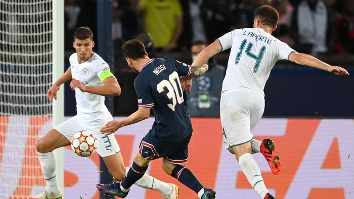 PARIS, FRANCE - SEPTEMBER 28: Lionel Messi of Paris Saint-Germain scores their sides second goal during the UEFA Champions League group A match between Paris Saint-Germain and Manchester City at Parc des Princes on September 28, 2021 in Paris, France. (Photo by Matthias Hangst/Getty Images)