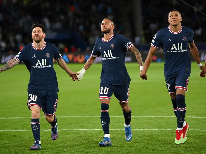 PARIS, FRANCE - SEPTEMBER 28: (L - R) Lionel Messi, Neymar and Kylian Mbappe of Paris Saint-Germain celebrate after victory in the UEFA Champions League group A match between Paris Saint-Germain and Manchester City at Parc des Princes on September 28, 2021 in Paris, France. (Photo by Matthias Hangst/Getty Images)
