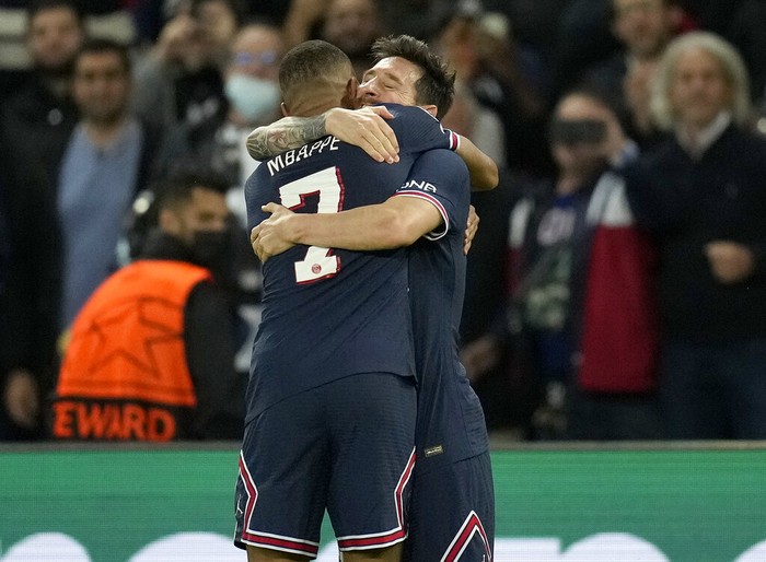 PSGs Lionel Messi embraces Kylian Mbappe after scoring his sides second goal during the Champions League Group A soccer match between Paris Saint-Germain and Manchester City at the Parc des Princes in Paris, Tuesday, Sept. 28, 2021. (AP Photo/Christophe Ena)
