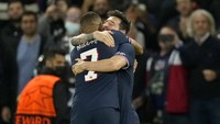 Kylian Mbappe (21 tahun) belajar langsung dari pemain top dunia, Lionel Messi (34 tahun) di PSG (AP)