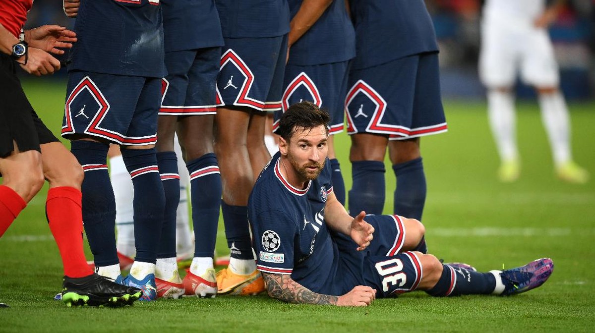 Momen Lionel Messi rebahan di laga PSG vs Man City. (Foto: Matthias Hangst/Getty Images)