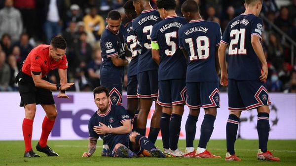 Foto Momen Messi Rebahan di Lapangan Hadapi Tendangan Bebas Lawan Foto Momen Messi Rebahan di Lapangan Hadapi Tendangan Bebas Lawan