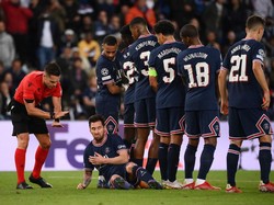 Momen rebahan ini terjadi saat Man City mendapatkan tendangan bebas di injury time dan Messi ikut bantu melapis pagar betis PSG. (Foto: AFP/FRANCK FIFE)