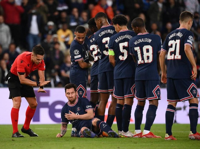 Paris Saint-Germain's Argentinian forward Lionel Messi lies on the pitch prior a free kick during the UEFA Champions League first round group A football match between Paris Saint-Germain's (PSG) and Manchester City, at The Parc des Princes, in Paris, on September 28, 2021. (Photo by FRANCK FIFE / AFP)