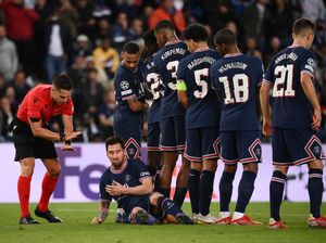Foto Momen Messi Rebahan di Lapangan Hadapi Tendangan Bebas Lawan Foto Momen Messi Rebahan di Lapangan Hadapi Tendangan Bebas Lawan