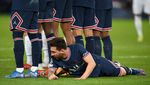 Foto Momen Messi Rebahan di Lapangan Hadapi Tendangan Bebas Lawan