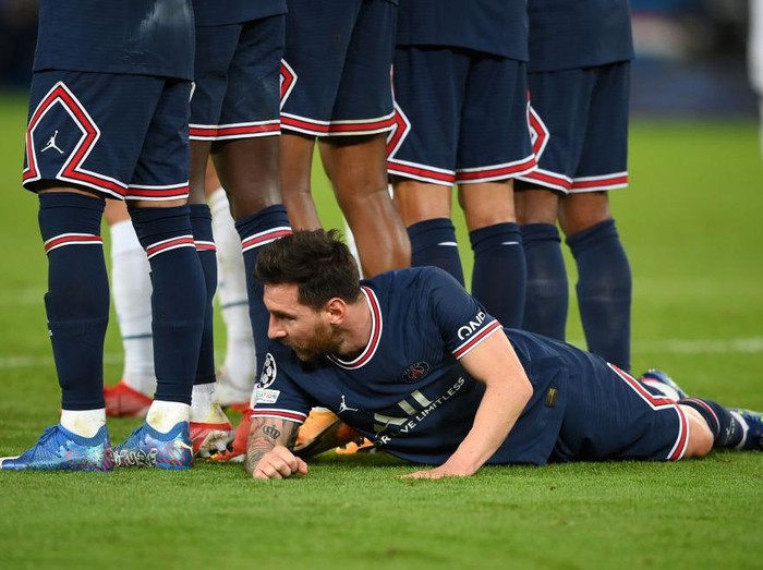 PARIS, FRANCE - SEPTEMBER 28: Lionel Messi of Paris Saint-Germain lies behind the Paris Saint-Germain wall as they defend a free kick during the UEFA Champions League group A match between Paris Saint-Germain and Manchester City at Parc des Princes on September 28, 2021 in Paris, France. (Photo by Matthias Hangst/Getty Images)