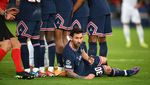 Foto Momen Messi Rebahan di Lapangan Hadapi Tendangan Bebas Lawan