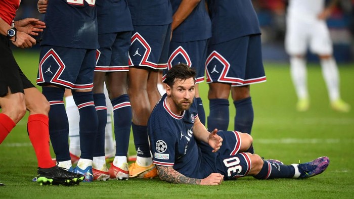 Lionel Messi, PSG Vs Man City PARIS, FRANCE - SEPTEMBER 28: Lionel Messi of Paris Saint-Germain lies behind the Paris Saint-Germain wall as they defend a free kick during the UEFA Champions League group A match between Paris Saint-Germain and Manchester City at Parc des Princes on September 28, 2021 in Paris, France. (Photo by Matthias Hangst/Getty Images)