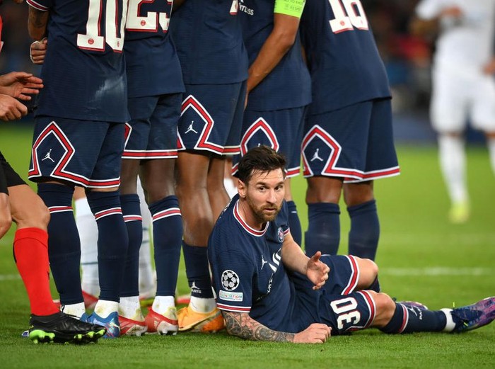 PARIS, FRANCE - SEPTEMBER 28: Lionel Messi of Paris Saint-Germain lies behind the Paris Saint-Germain wall as they defend a free kick during the UEFA Champions League group A match between Paris Saint-Germain and Manchester City at Parc des Princes on September 28, 2021 in Paris, France. (Photo by Matthias Hangst/Getty Images)