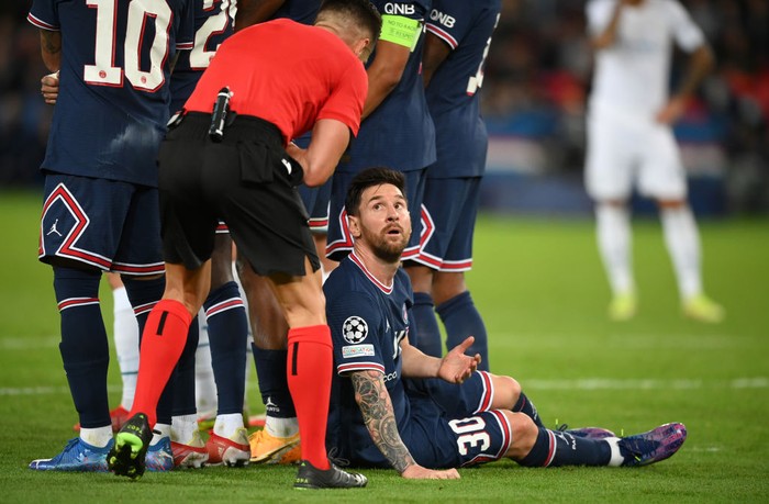 Lionel Messi, PSG Vs Man City PARIS, FRANCE - SEPTEMBER 28: Lionel Messi of Paris Saint-Germain lies behind the Paris Saint-Germain wall as they defend a free kick during the UEFA Champions League group A match between Paris Saint-Germain and Manchester City at Parc des Princes on September 28, 2021 in Paris, France. (Photo by Matthias Hangst/Getty Images)