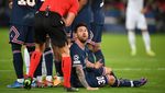 Foto Momen Messi Rebahan di Lapangan Hadapi Tendangan Bebas Lawan