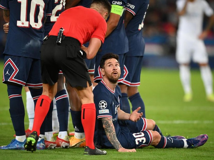 PARIS, FRANCE - SEPTEMBER 28: Lionel Messi of Paris Saint-Germain lies behind the Paris Saint-Germain wall as they defend a free kick during the UEFA Champions League group A match between Paris Saint-Germain and Manchester City at Parc des Princes on September 28, 2021 in Paris, France. (Photo by Matthias Hangst/Getty Images)