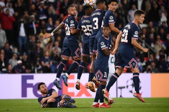 Lionel Messi, PSG Vs Man City Paris Saint-Germain's Argentinian forward Lionel Messi lies on the pitch during a free kick during the UEFA Champions League first round group A football match between Paris Saint-Germain's (PSG) and Manchester City, at The Parc des Princes, in Paris, on September 28, 2021. (Photo by FRANCK FIFE / AFP)