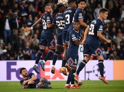 Ada yang melihatnya sebagai penegas bahwa Messi adalah pemain tim dan siap melakukan apa saja termasuk rebahan. (Foto: AFP/FRANCK FIFE)