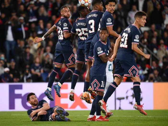 Paris Saint-Germain's Argentinian forward Lionel Messi lies on the pitch during a free kick during the UEFA Champions League first round group A football match between Paris Saint-Germain's (PSG) and Manchester City, at The Parc des Princes, in Paris, on September 28, 2021. (Photo by FRANCK FIFE / AFP)