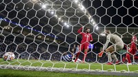 Liverpool membuka keunggulan pada menit ke-18. Mohamed Salah mencatatkan namanya di papan skor untuk membawa Liverpool memimpin 1-0. AP Photo/Luis Vieira.