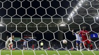 Liverpool menggandakan keunggulan pada menit ke-45. Umpan silang Milner dari sisi kanan dengan mudah disontek Mane ke dalam gawang. AP Photo/Luis Vieira.