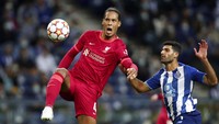 Mehdi Taremi berusaha merebut bola dari Virgil van Dijk. Dalam pertandingan ini, Mehdi memperkecil ketertinggalan pada menit ke-74. AP Photo/Luis Vieira.