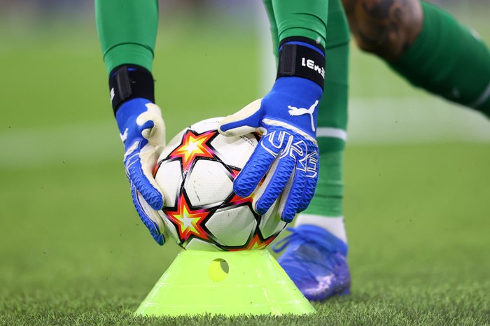 Logo Liga Champions MANCHESTER, ENGLAND - SEPTEMBER 15: Ederson of Manchester City picks up a ball from the pitch side cone during the UEFA Champions League group A match between Manchester City and RB Leipzig at Etihad Stadium on September 15, 2021 in Manchester, England. (Photo by Michael Steele/Getty Images)