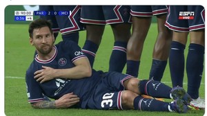 Meme Kocak Messi Rebahan di Pagar Betis