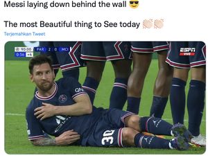 Meme Kocak Messi Rebahan di Pagar Betis Meme Kocak Messi Rebahan di Pagar Betis