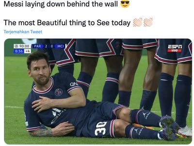 Meme Kocak Messi Rebahan di Pagar Betis