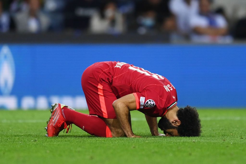 PORTO, PORTUGAL - SEPTEMBER 28: Mohamed Salah of Liverpool celebrates after scoring their sides third goal during the UEFA Champions League group B match between FC Porto and Liverpool FC at Estadio do Dragao on September 28, 2021 in Porto, Portugal. (Photo by David Ramos/Getty Images)