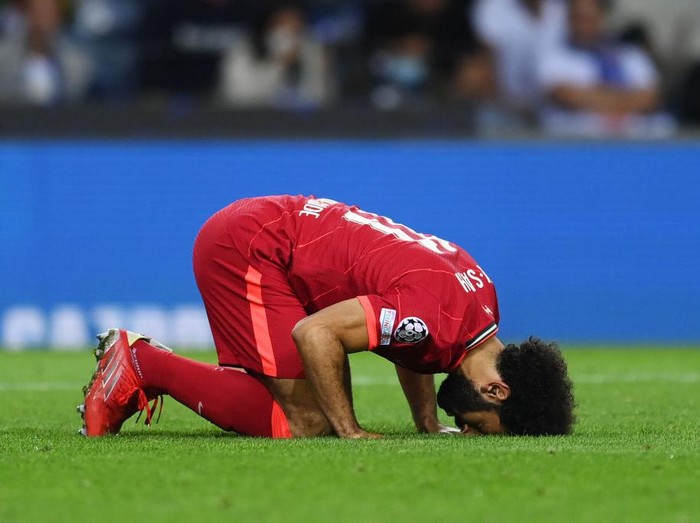 PORTO, PORTUGAL - SEPTEMBER 28: Mohamed Salah of Liverpool celebrates after scoring their sides third goal during the UEFA Champions League group B match between FC Porto and Liverpool FC at Estadio do Dragao on September 28, 2021 in Porto, Portugal. (Photo by David Ramos/Getty Images)