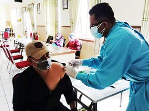 Saat Nabi Ikut Vaksinasi di Situbondo Saat Nabi Ikut Vaksinasi di Situbondo