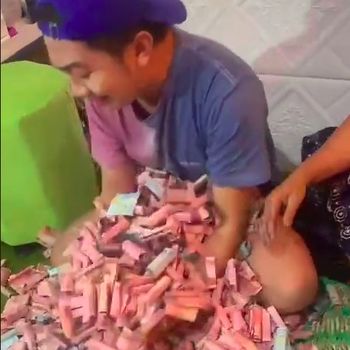Nabung di Ember Besar, Uang Tukang Gorengan Ini Capai Rp167 Juta
