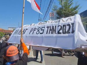 Usung Keranda, Nelayan Demo Tolak Keras Tarif PNBP Naik