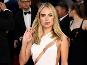 Potret Kimberley Garner Pakai Busana Gagal Fungsi di Acara No Time To Die Potret Kimberley Garner Pakai Busana Gagal Fungsi di Acara No Time To Die