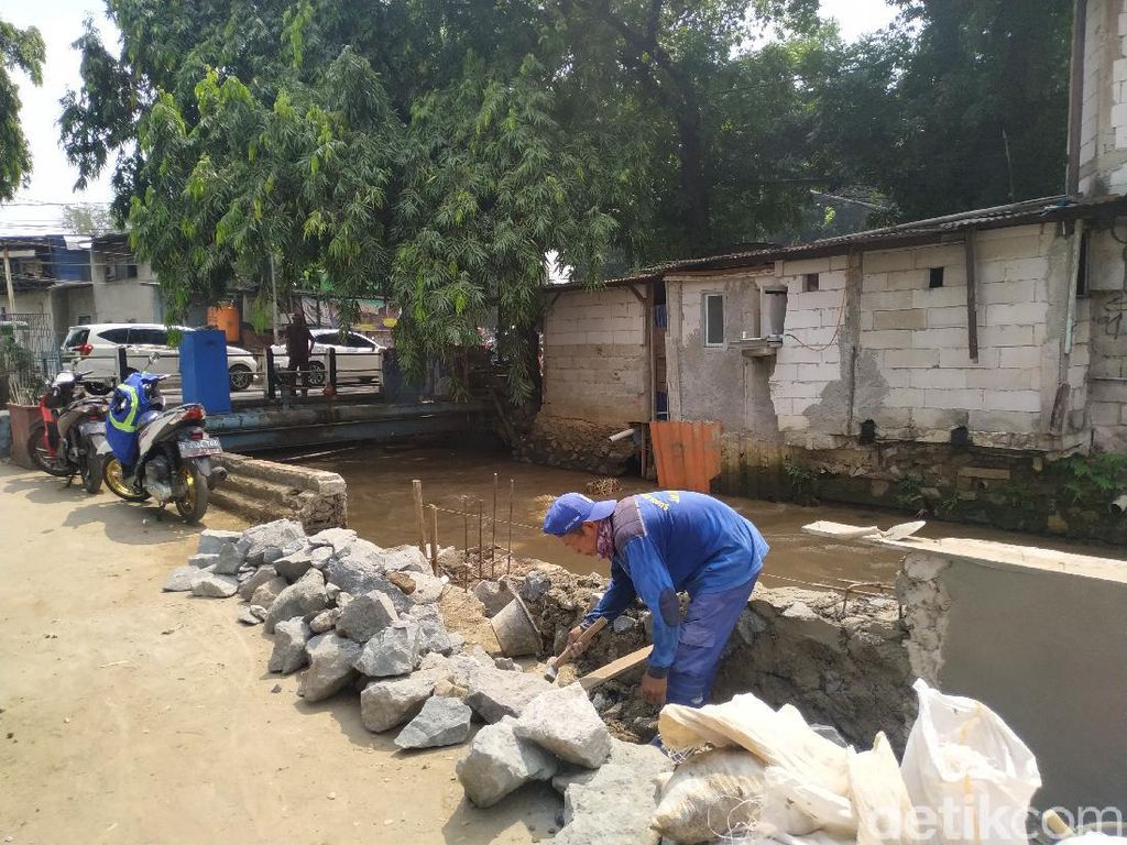 #CegahBanjir Hek Kramat Jati, Pasukan Biru Perbaiki Tanggul Kali Baru